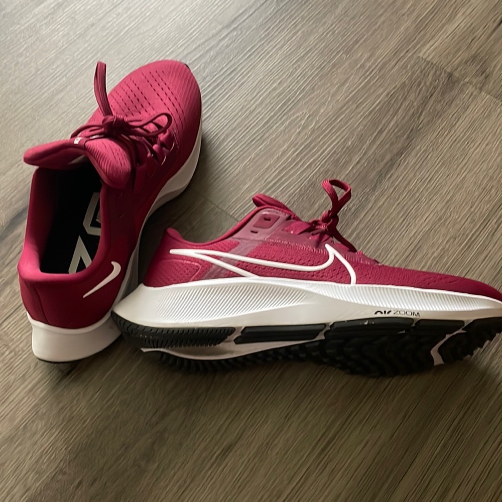 Nike Air Zoom Pegasus size 9 in cardinal. Like new-only worn once.